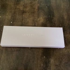 Eyeshadow palette unused Primrose by Anastasia